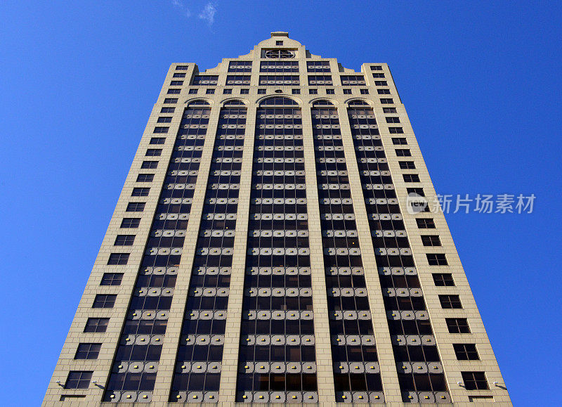 抬头看看100 East Wisconsin又名Faison Building的拱廊立面，位于美国威斯康星州密尔沃基市